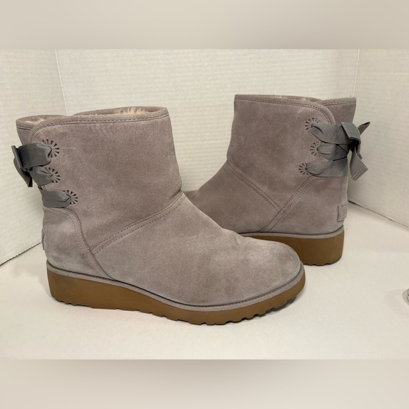 UGG CLASSIC MINI DREW SUNSHINE PERF SEAL BOW ANKLE BOOT - Picture 1 of 16